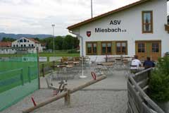 Gem&uuml;tlicher Biergarten mit kleinem Kinderspielplatz